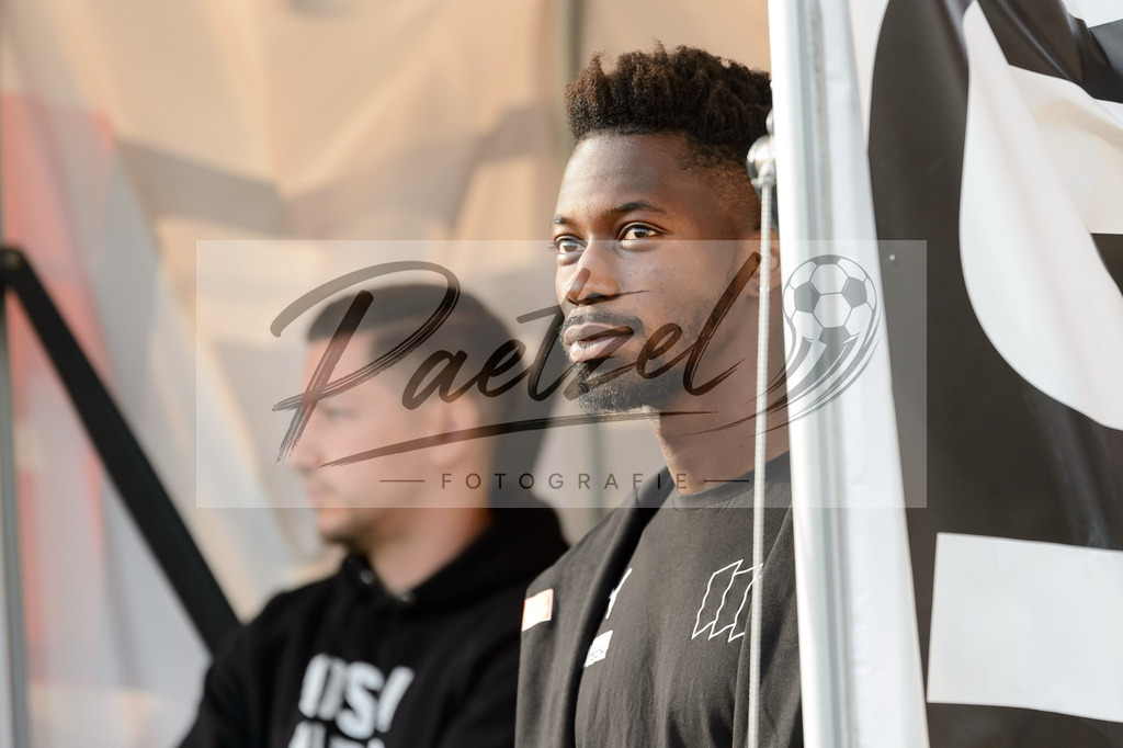 OSNVKO2021090620210906_245 | Fussball, Herren: Omar Traore (VfL Osnabrueck) schaut beim Spiel der 3. Liga zwischen VfL Osnabrueck und FC Viktoria Koeln im Stadion an der Bremer Bruecke am 06.09.2021 in Osnabrueck, Deutschland.DFB / DFL REGULATIONS PROHIBIT ANY USE OF PHOTOGRAPHS AS IMAGE SEQUENCES AND/OR QUASI-VIDEO. - Realisiert mit Pictrs.com