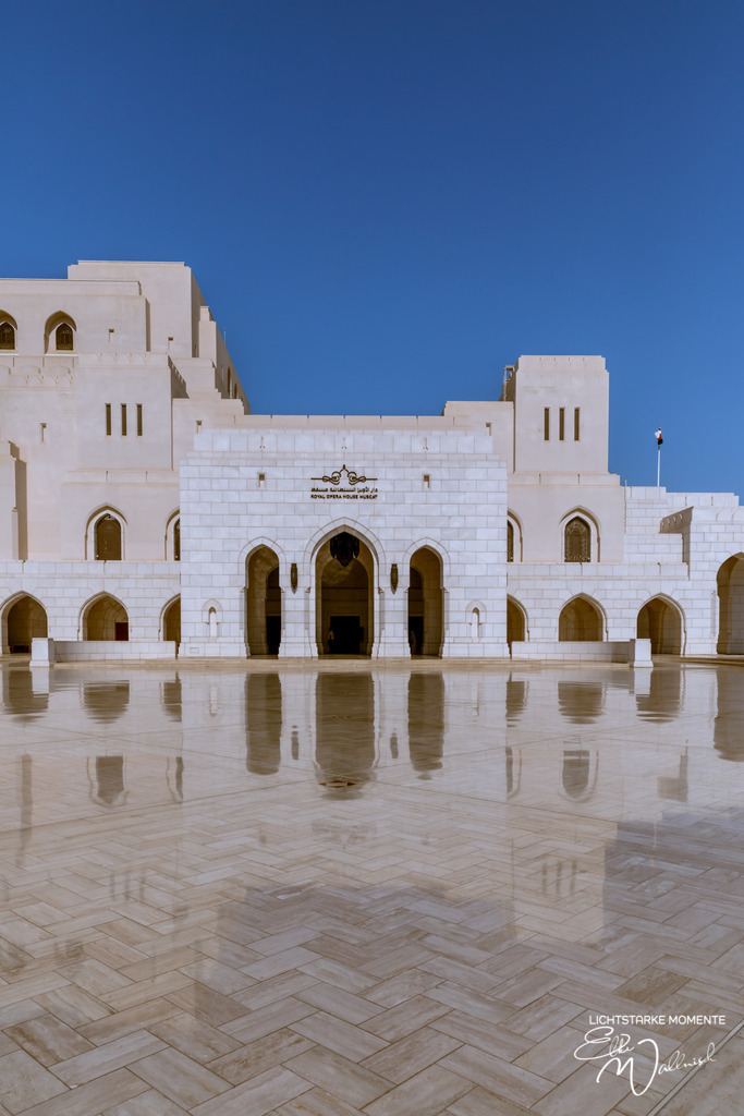 Royal Opera House, Muskat | Herzlich willkommen auf meiner Seite! Ich bin Elke Wallnisch, Deine Fotografin für lichtstarke Momente. Der Name steht für alles, was mich mit der Fotografie verbindet: Das Licht und seine machtvolle Wirkung auf eine Situation oder unsere Stimmung - Realisiert mit Pictrs.com