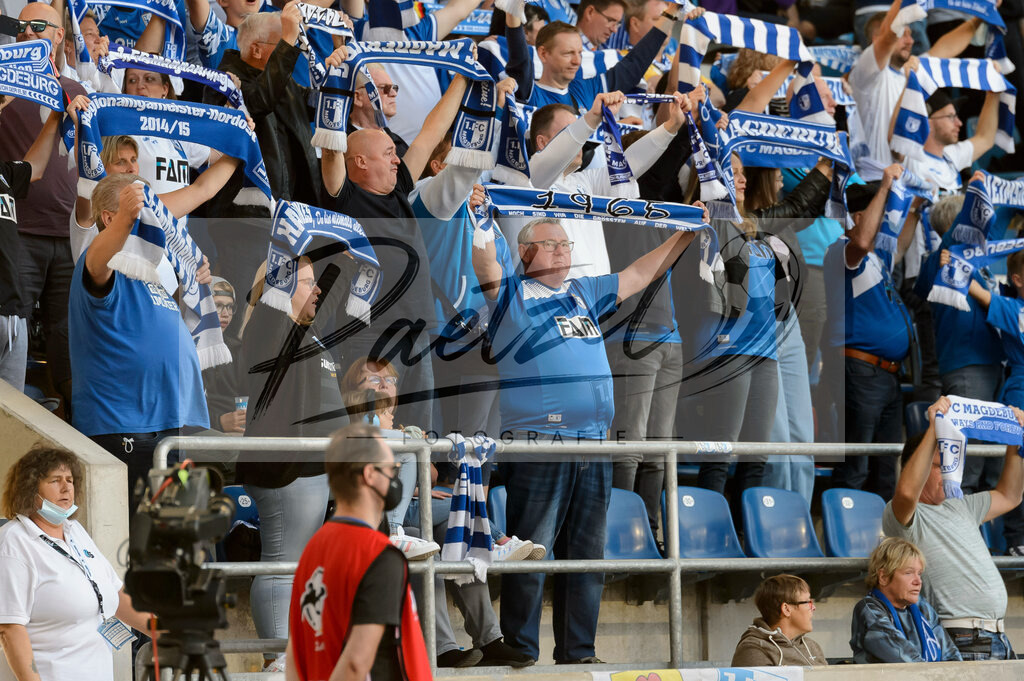 FCMFCK20210904_102 | Fussball, Herren: . Fans vom 1. FC Magdeburg beim Spiel der 3. Liga zwischen 1. FC Magdeburg und 1. FC Kaiserslautern in der MDCC-Arena am 04.09.2021 in Magdeburg, Deutschland.DFB / DFL REGULATIONS PROHIBIT ANY USE OF PHOTOGRAPHS AS IMAGE SEQUENCES AND/OR QUASI-VIDEO. - Realisiert mit Pictrs.com