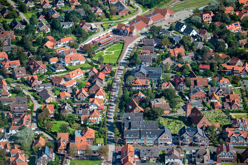 Langoog_Bahnhof_ELS_8250060923 | LANGEOOG 05.09.2023 Gleisverlauf und Bahnhofsgebäude am " Inselbahnhof Langeoog " in Langeoog im Bundesland Niedersachsen, Deutschland. // Train station railway building on " Inselbahnhof Langeoog " in Langeoog in the state Lower Saxony, Germany. Foto: Martin Elsen