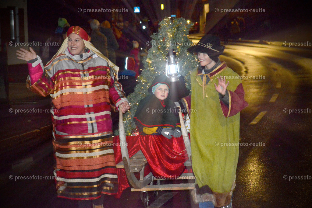 -news-2022-Dez05-Nikolo-Einzug-Lechaschau-WTV_6200 | Info aus dem Bezirk Reutte/Ausserfern Tirol sowie eine umfangreiche Bilddatenbank über die gesamte Region: Lechtal, Talkessel Reutte, Tannheimertal, Zwischentoren. Lech, Plansee, Zugspitze, Grenztunnel, B179, Fernpassstraße, Verkehr, Lawinen, Tradition, - Realisiert mit Pictrs.com