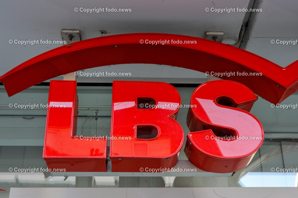 Deutschland_ Baden-Wuerttemberg_ Ebersbach an der Fils_ 14.01.2025-16 | 14.01.2025, Deutschland, GER, Baden-Wuerttemberg, Ebersbach an der Fils, im Bild LBS, Landesbausparkasse, Bank, Versicherung, sparen, versichern, Geld, Finanzen, Schild, Logo, Leuchtreklame, Werbung