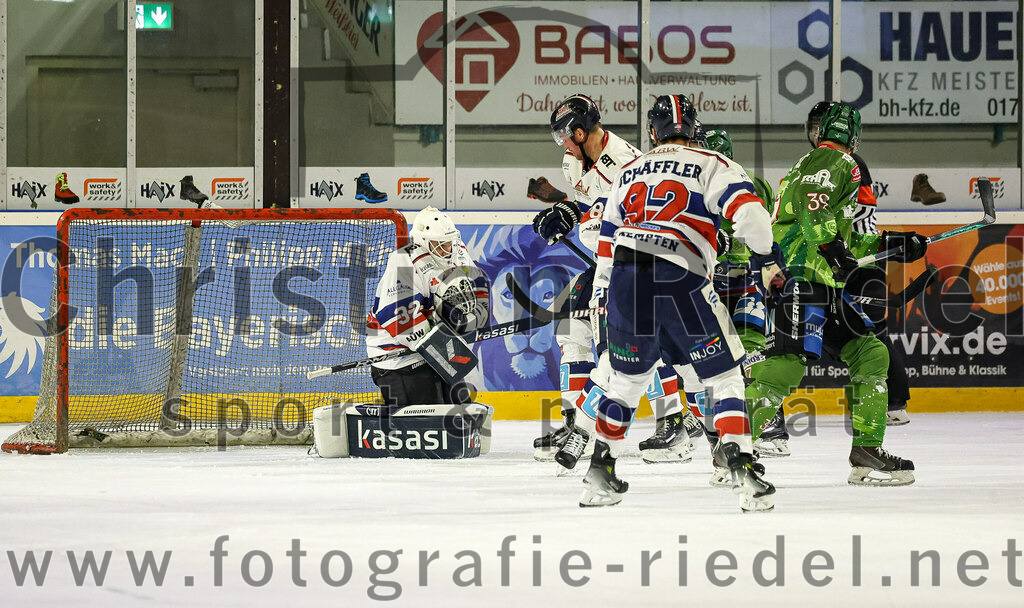 2023-12-17_033_TSV_Erding_gegen_ESC_Kempten | Erding, Deutschland, 17.12.2023:
Eishockey, Bayernliga Vorrunde 2023 / 2024, 18. Spieltag, TSV Erding gegen ESC Kempten, Endergebnis: 5:1

Torwart Luca Mayer (ESC Kempten, #32), Maximilian Schäffler (ESC Kempten, #92), Thomas Plihal (Erding Gladiators, #39)

Foto: Christian Riedel / fotografie-riedel.net