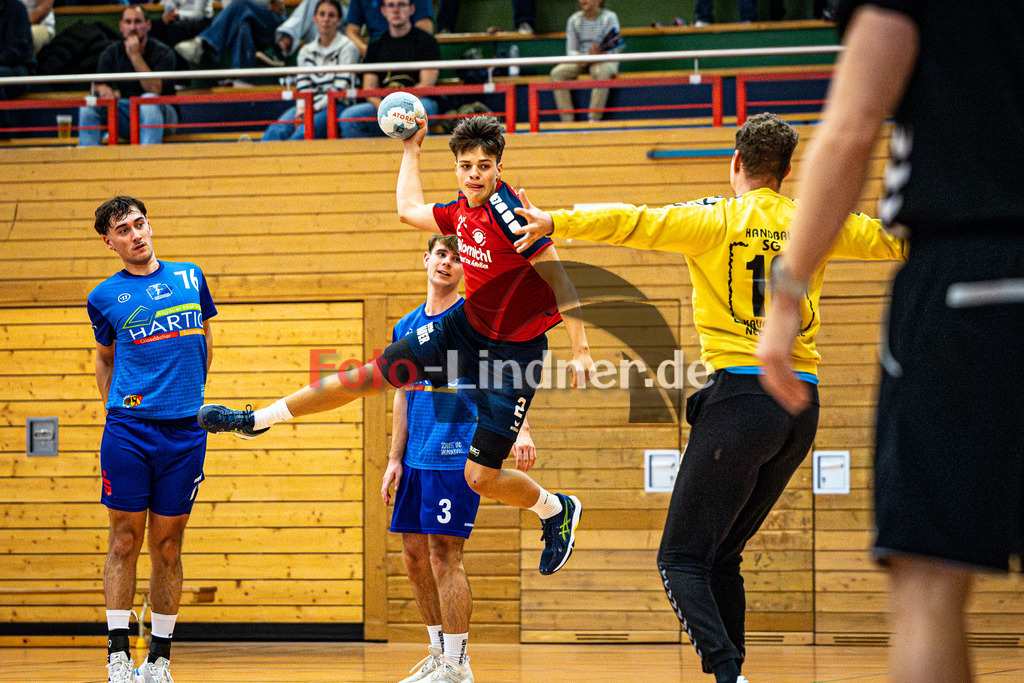 TSV Weiheim gegen SG Kaufbeuren/Neugablonz | Bezirksoberliga Handball Herren 2025/26, TSV Weiheim gegen SG Kaufbeuren/Neugablonz, 20251004,Torwurf Samuel HAGENAUER (TSV Weilheim 2),2025-10-04 in Weilheim (Jahnhalle)Samuel HAGENAUER (TSV Weilheim 2), Jonas KLÖCK (SG Kaufbeuren/Neugablonz 16)Copyright: WolfgangxLindner