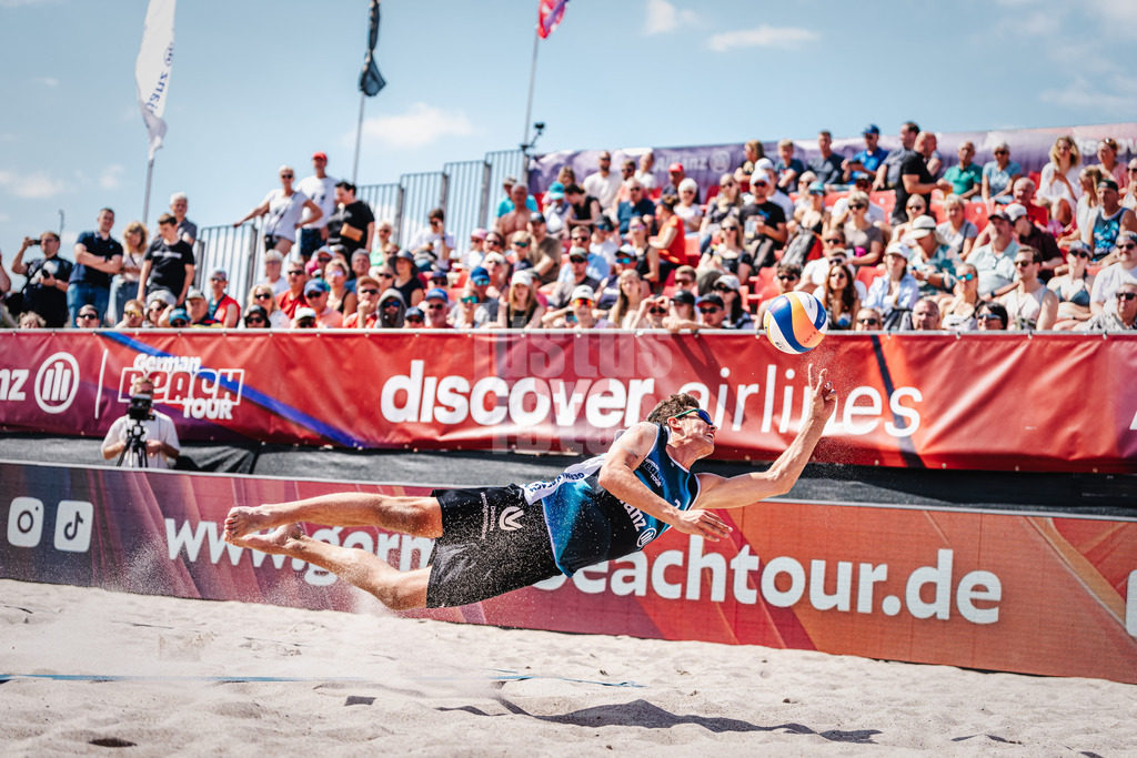 Beachvolleyball | Männer  | Allianz German Beach Tour 2024 | Tourstop Kühlungsborn | 10.08.2024 | Lui Wüst springt nach dem Ball