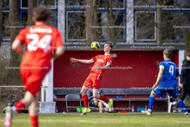 Fußball I Junioren I Saison 2025-2026 I DFB-Nachwuchsliga I 8. Spieltag I JFV Lübeck - 1. FC Magdeburg 76 | Ben Breustedt (13, JFV Lübeck) - Realisiert mit Pictrs.com