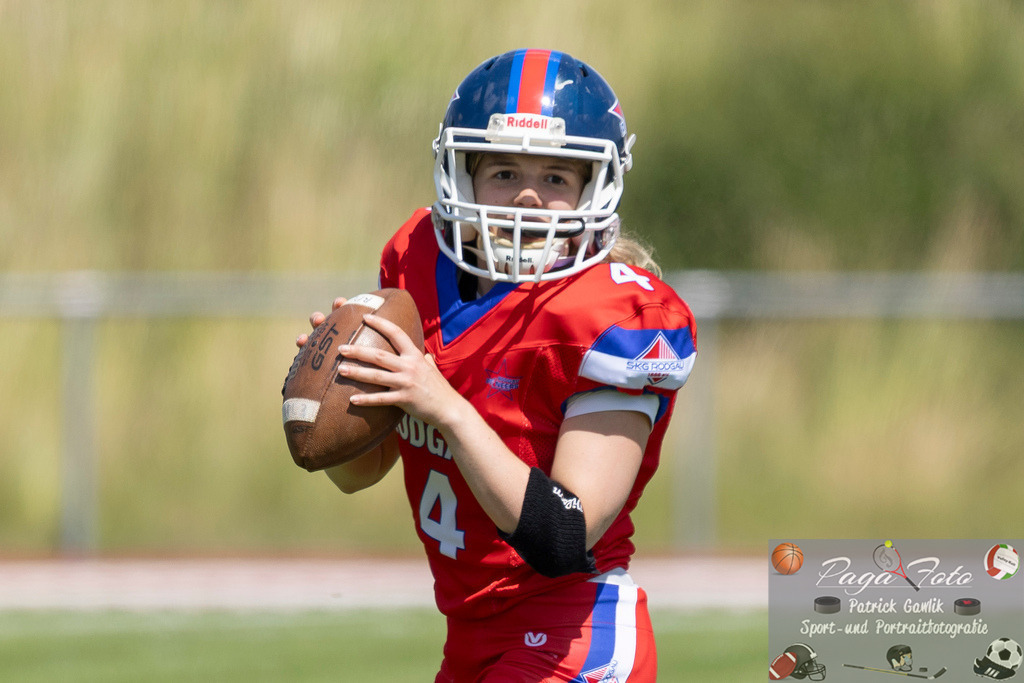 GFLW 1: German Football League Women 1: Rodgau Pioneers Ladies - Stuttgart Scorpions Sisters, 07.06.2026 | Lilly Veith (Rodgau Pioneers Ladies #4) mit dem Ball in der Hand auf der Suche nach einer Anspielstation, Rodgau Pioneers Ladies - Stuttgart Scorpions Sisters, Rodgau, Maingau-Energie-Stadion "Am Weichsee", 7.6.2026 - Realisiert mit Pictrs.com