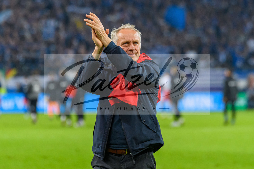 HSVSCF20220419_162 | Fussball, Herren: Trainer Christian Streich (SC Freiburg) gestikuliert, Gestik beim DFB-Pokal-Halbfinalspiel zwischen Hamburger SV und SC Freiburg im Volksparkstadion am 19.04.2022 in Hamburg, Deutschland.DFB / DFL REGULATIONS PROHIBIT ANY USE OF PHOTOGRAPHS AS IMAGE SEQUENCES AND/OR QUASI-VIDEO. - Realisiert mit Pictrs.com