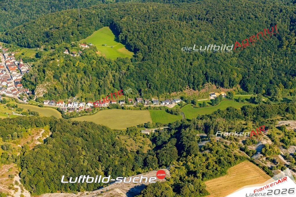 Luftaufnahme von Mörnsheim Vs Google Maps- Die Luftaufnahme wurde 2025 vom UL-Flugzeug heraus erstellt ( keine Drohne ) - Hochauflösende Luftaufnahme - für professionelle Ausdrucke geeignet. Die Geschenkidee !Mit Lizenz und Bildrechte bestellbar