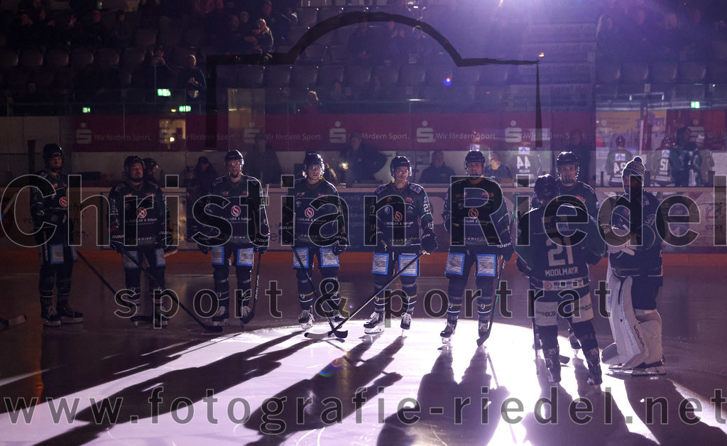 2022-10-30_008_TSV_Erding_gegen_ESC_Riverrats_Geretsried | Erding, Deutschland, 30.10.2022:
Eishockey, Bayernliga 2022 / 2023, 9. Spieltag, TSV Erding gegen ESC Riverrats Geretsried, Endergebnis: 3:5

Ryan Murphy (Erding Gladiators, #51), Mark Waldhausen (Erding Gladiators, #27), Erik Modlmayr (Erding Gladiators, #21), Torwart Christoph Schedlbauer (Erding Gladiators, #31)

Foto: Christian Riedel / fotografie-riedel.net