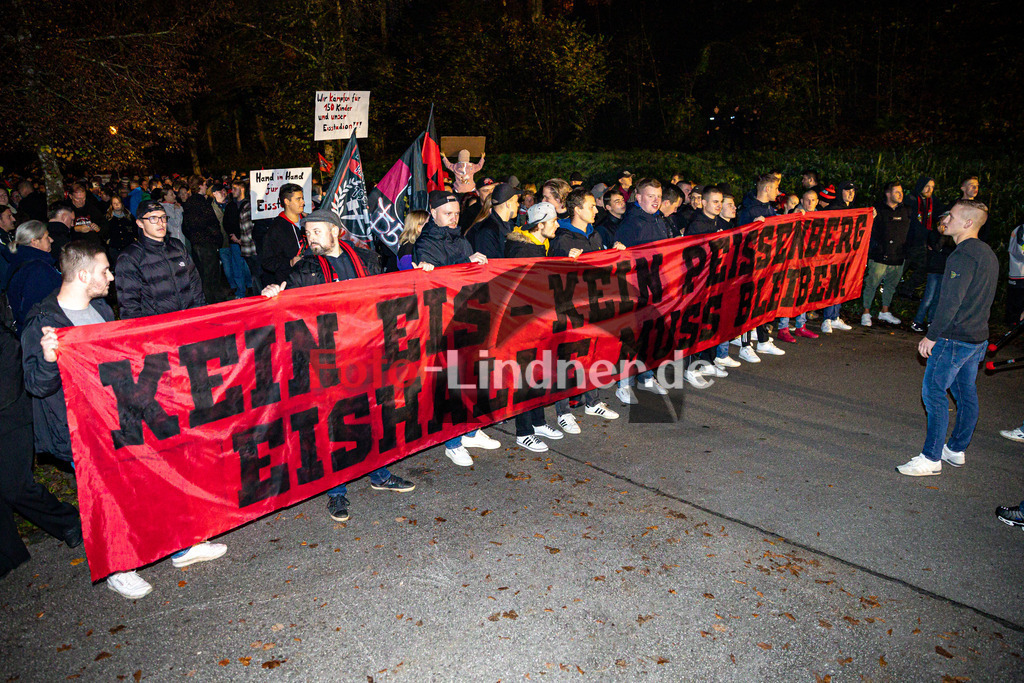 Demo für den Erhalt der Eishalle Peißenberg | Demo für den Erhalt der Eishalle Peißenberg, Demo für den Erhalt der Eishalle Peißenberg, 20241030,,2024-10-30 in Peißenberg (Moosleitenparkplatz)Copyright: WolfgangxLindner