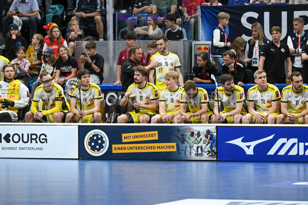 Zug United - HC Rychenberg - 25. April 2026 | Spannung bei den HCR-Spieler vor dem Penaltyschiessen am L-UPL Superfinal-Spiel zwischen Zug United und HC Rychenberg am 25. April 2026 in der BCF Arena, Fribourg, Schweiz.Bild: Sportfotografie Markus Aeschimann | www.markus-aeschimann.ch - Realisiert mit Pictrs.com