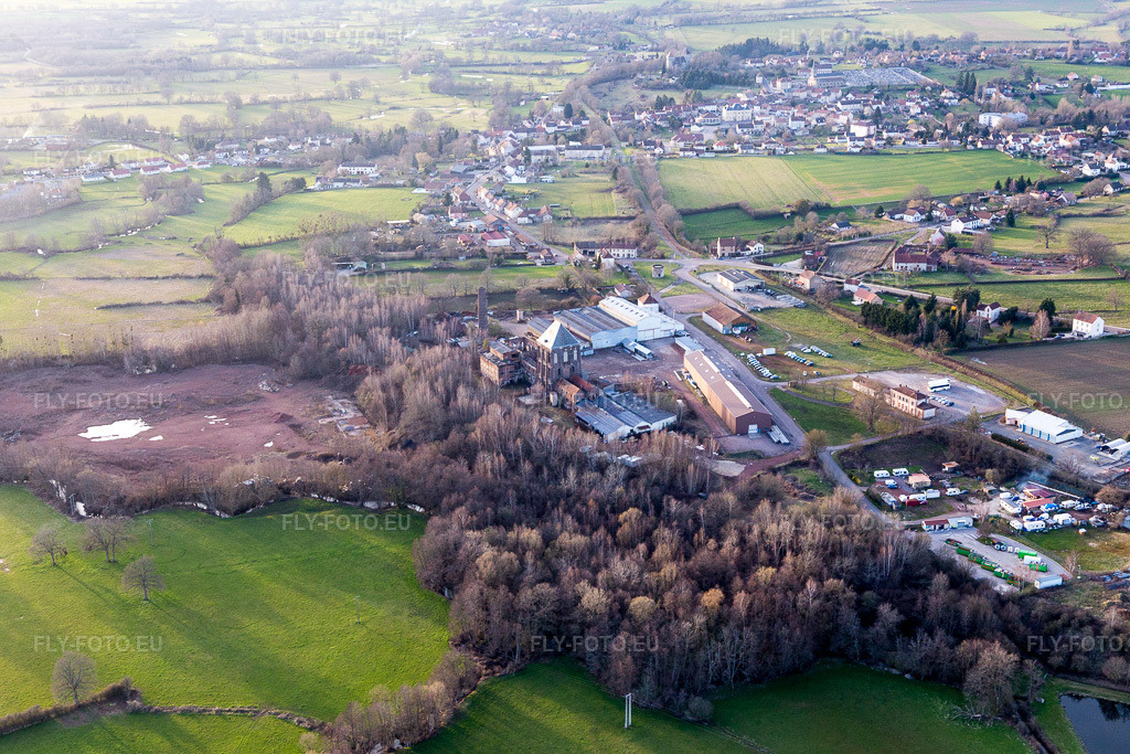 Vue aérienne: Ancienne usine sidérurgique (Bourgogne) à Épinac dans le département Saône et Loire, France. Photo: IMG_105533.jpg prise le 01/04/2018 par Werner Riehm/FLY-FOTO.eu – Résolution de l'original: 5472 x 3648 px