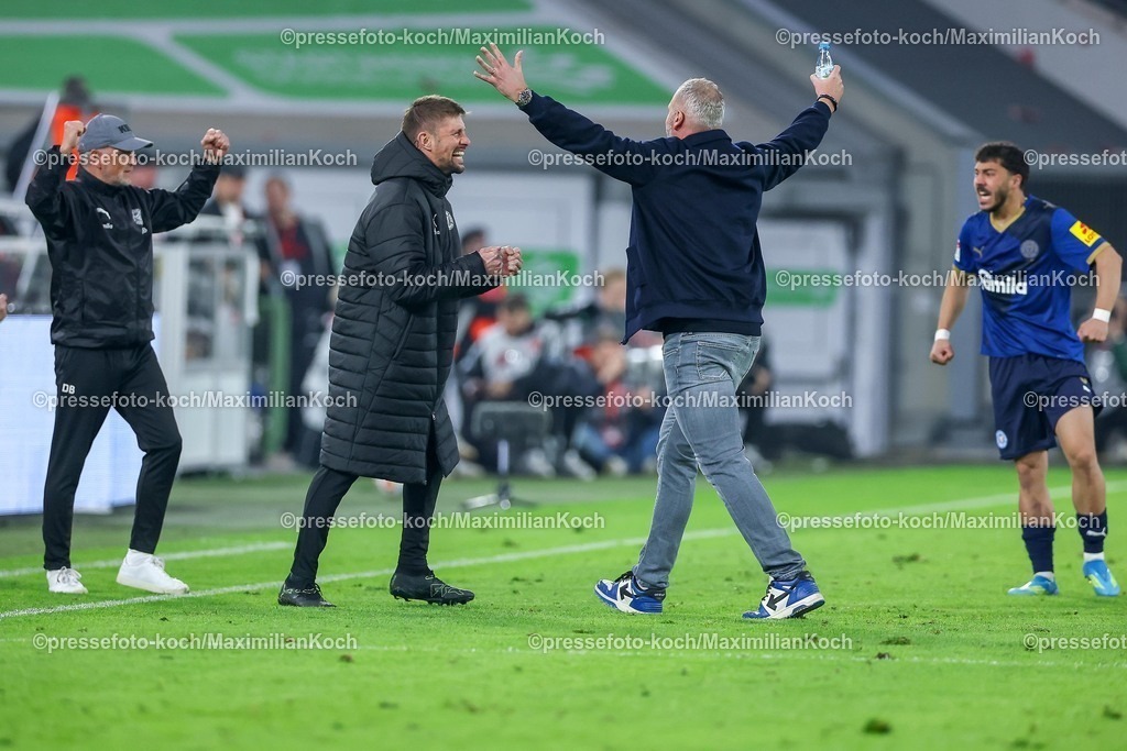 F9510042601128 | 10.04.2026, Fußball, Fortuna Düsseldorf - Holstein Kiel, 2. Fußball Bundesliga, Herren, Merkur Spiel-Arena, 29. Spieltag, Saison 2025 2026: Cheftrainer Tim Walter  (Holstein Kiel #hc) läuft jubelnd nach dem 2:1 Sieg auf das Spielfeld  DFB regulations prohibit any use of photographs as image sequences and or quasi-video.