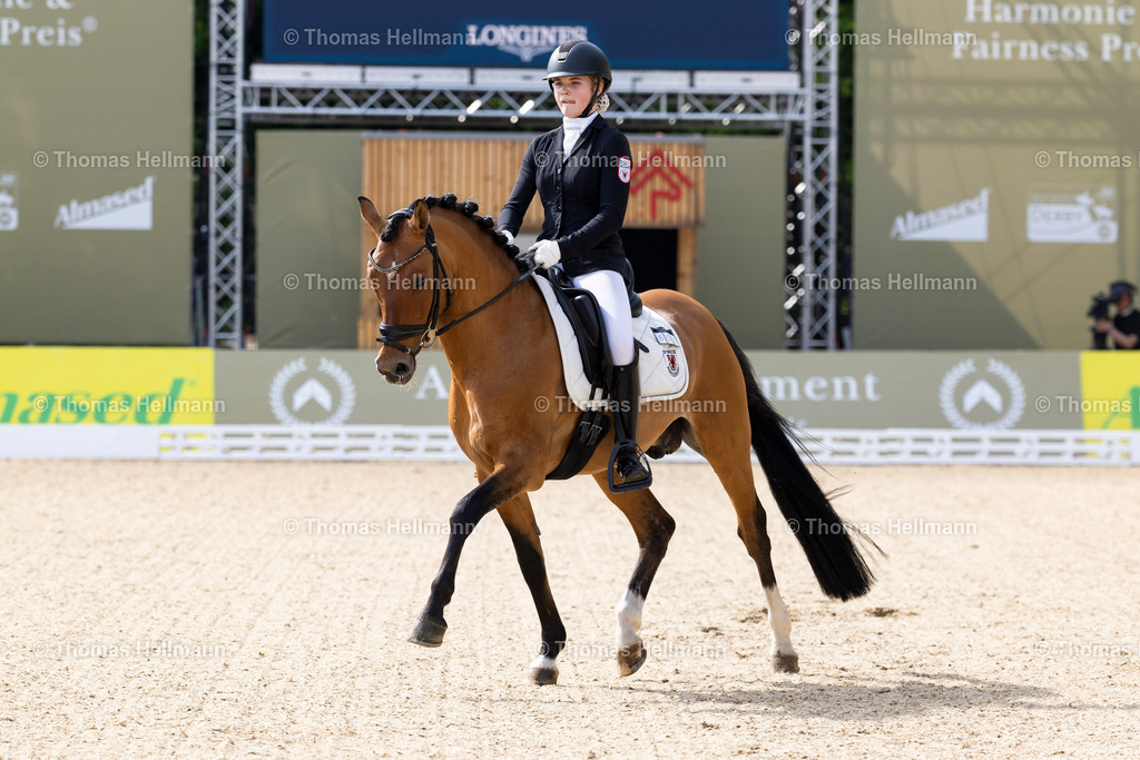 TH_609-MUELLER Ava (GER)_ Steendieks Morgenstern_17415 | Deutsches Spring- und Dressur-Derby 2024 am 09.05.24 in Hamburg, 609MUELLER Ava (GER), Steendieks Morgenstern