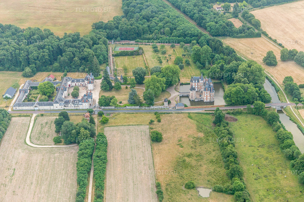 Vue aérienne: Bâtiments et installations du parc du château à douves Château de Combreux à Combreux dans le département Loiret, France. Photo: IMG_101284.jpg prise le 25/06/2017 par Werner Riehm/FLY-FOTO.eu – Résolution de l'original: 5472 x 3648 px