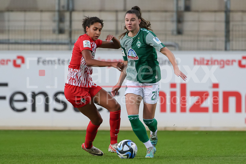 Fussball, Google Pixel Frauen-Bundesliga, SC Freiburg - SV Werder Bremen | v.li.: Cora Zicai (SC Freiburg, 28) und Chiara Hahn (SV Werder Bremen, 21) im Zweikampf, Duell, Dynamik, Aktion, Action, Spielszene, DIE DFB-RICHTLINIEN UNTERSAGEN JEGLICHE NUTZUNG VON FOTOS ALS SEQUENZBILDER UND/ODER VIDEOÄHNLICHE FOTOSTRECKEN. DFB REGULATIONS PROHIBIT ANY USE OF PHOTOGRAPHS AS IMAGE SEQUENCES AND/OR QUASI-VIDEO.