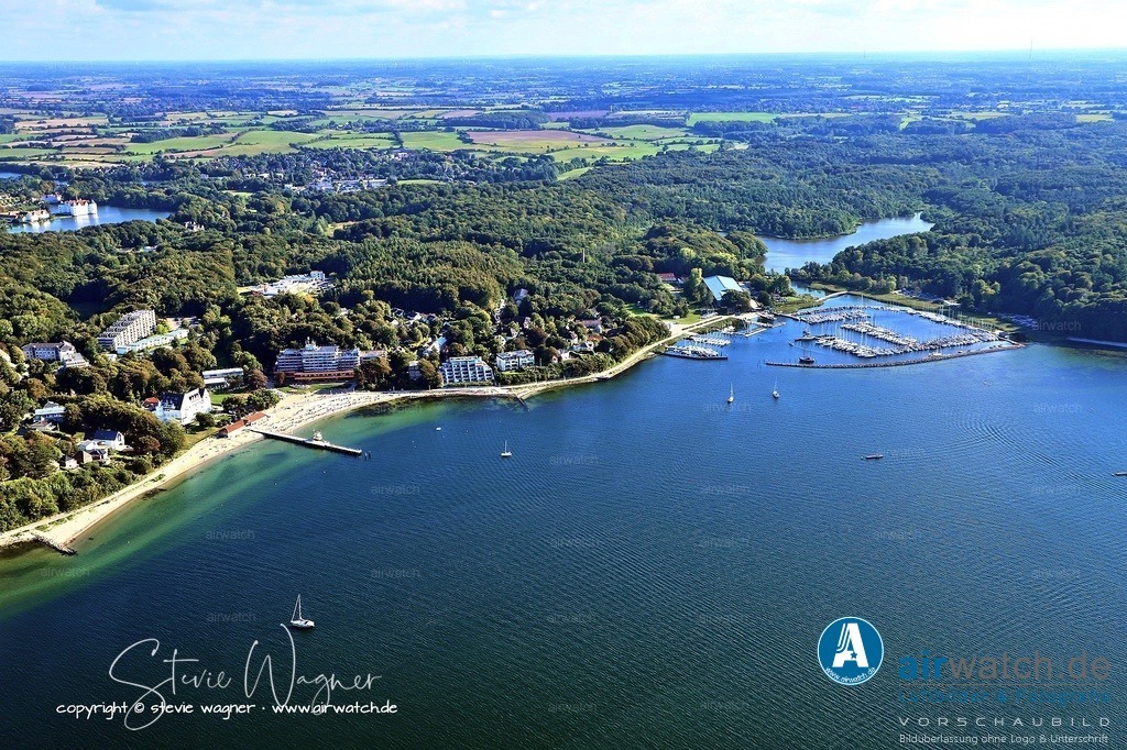 Luftbild Yachthafen Glückburg - Standort für den Wassersport an der Flensburger Förde | Die Geschichte des Yachthafens in Glücksburg ist eng mit der Entwicklung des Ortes als Ostseebad ab 1872 verbunden. Zunächst als kleiner Hafen für lokale Schiffe genutzt, entwickelte er sich im Laufe des 20. Jahrhunderts zu einem wichtigen Standort für den Wassersport an der Flensburger Förde.