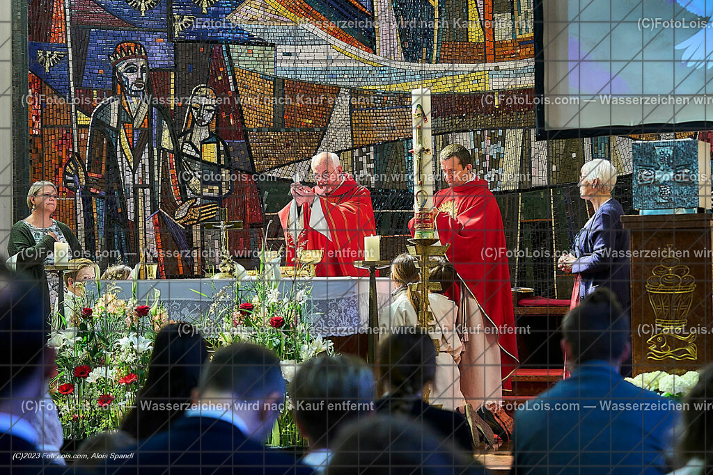 ALP2601_Pfarrfirmung Wieselburg | (C)FotoLois.com, Alois Spandl, Pfarrfirmung in Wieselburg mit Firmspender Eduard Gruber (ehemaliger Generalvikar der Diözese St. Pölten), Sa 3. Juni 2023.