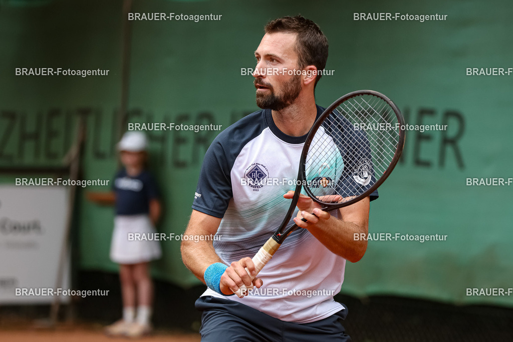 HTC Blau-Weiß Krefeld - LTTC Rot-Weiß Berlin  | Krefeld, Deutschland 21.07.2023, Tom Schönenberg (HTC Blau-Weiß Krefeld) gegen Eduard Esteve Lobato (LTTC Rot-Weiss Berlin) ,

bei der 2. Tennis Bundesliga Nord Begegnung zwischen HTC Blau-Weiß Krefeld und LTTC Rot-Weiß Berlin am 21.07.2023 in Krefeld.

(Foto: BRAUER-Fotoagentur)
 
