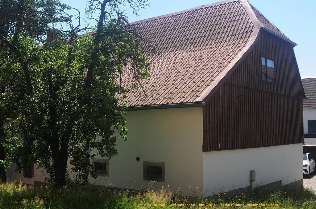 Geißmannsdorf-2026-Ortsbilder-314 | Geißmannsdorf bei Bischofswerda im Sommer 2026. Ein fotografischer Streifzug durch das Dorf Geißmannsdorf, mit Gebäuden, Straßen, Strohpuppen und geschmückten Vorgärten und Grundstücken anlässlich der 800-Jahr-Feier von Geißmannsdorf im Juni 2026 - Realisiert mit Pictrs.com