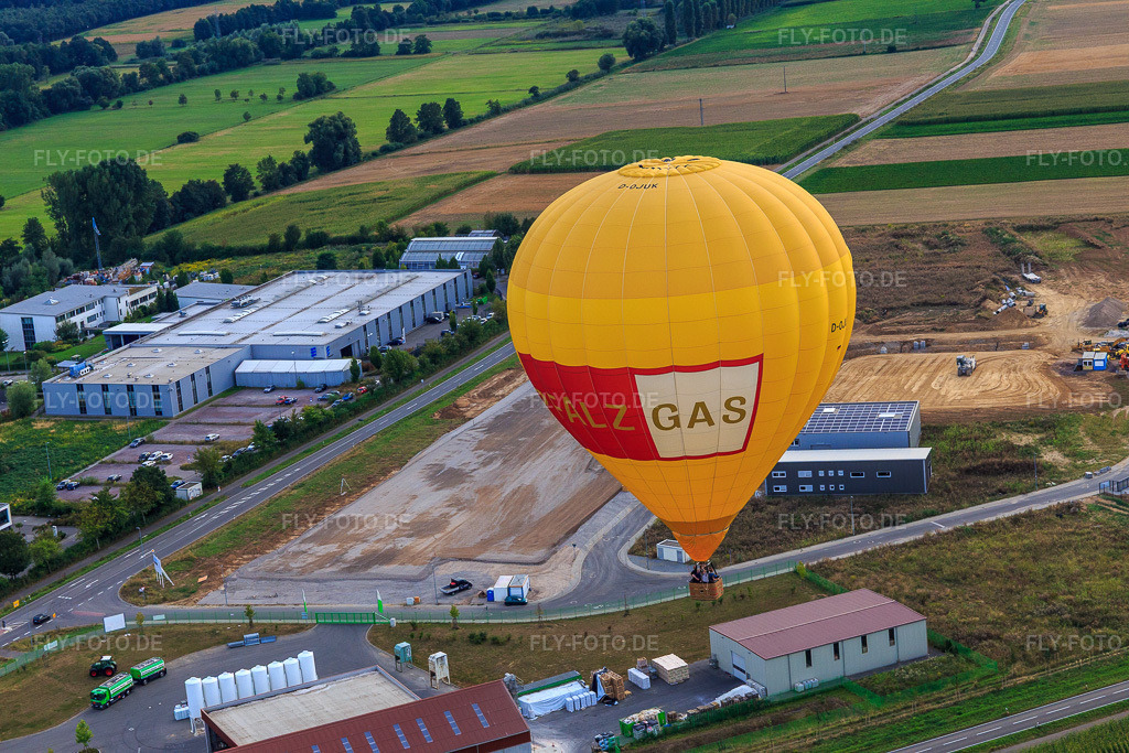 Luftbild: Heissluftballon PFALZGAS über dem Gewerbepark W II in Herxheim bei Landau im Bundesland Rheinland-Pfalz in Deutschland. Foto: IMG_094565.jpg vom 02.09.2016 durch Werner Riehm/FLY-FOTO.de