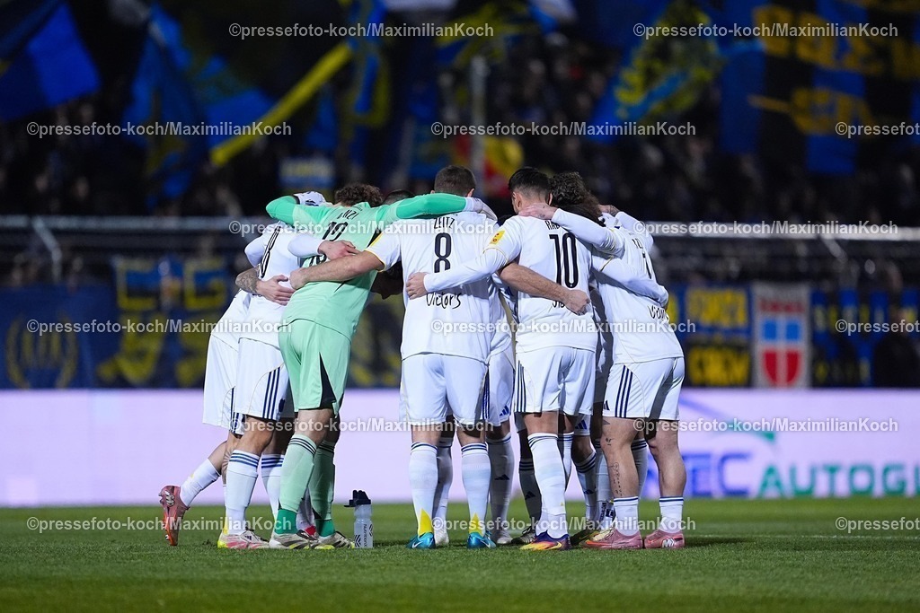 xYDRx23012601100 | 23.01.2026, xydrx, Fußball, 3.Liga, FC Viktoria Köln - 1.FC Saarbrücken, Saison 2025 2026, Sportpark Höhenberg: Die Mannschaft des 1.FC Saarbrücken  steht im Kreis    DFB regulations prohibit any use of photographs as image sequences and or quasi-video. Photo: xYannisxDreimannxPressefotoKochx