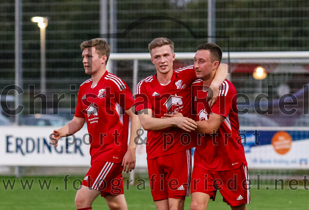 2023-08-22_042_FC_Finsing_gegen_SC_Moosen-Vils | Finsing, Deutschland, 22.08.2023:
Fußball, Kreisliga 2023 / 2024, 5. Spieltag, FC Finsing gegen SC Moosen/Vils, Endergebnis: 5:0

Jubel nach dem Tor zum 2:0 durch Florian Hölzl (FC Finsing, #10)
Fabian Kövener (FC Finsing, #12), Valentin Bachmeier (FC Finsing, #6), Kilian Schmitt (FC Finsing, #8)

Foto: Christian Riedel / fotografie-riedel.net
