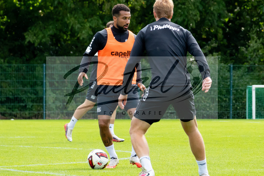 20260909_TRAOSN_0069 | Fußball, Herren: Daniel Kyereh (VfL Osnabrück) in Aktion, am Ball, Einzelaktion beim Training des VfL Osnabrück am 09.09.2026 im Sportpark Illoshöhe in Osnabrück, Deutschland.(Foto von Nico Paetzel) - Realisiert mit Pictrs.com
