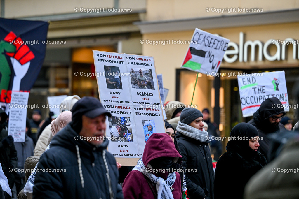 Demonstration Paleastina in Linz_ Pro Gaza_ 14.01.2024-52 | 14.01.2024, Linz, AUT, Demonstration, im Bild Palästina, Palaestina, Gaza, Demoteilnehmer, Teilnehmer, Kundgebung, Plakate, Fahnen, Polizei, Beamte, Polizeifahrzeuge, Einsatzkraefte, Israel, Krieg, Hamas, Geisel, Freiheit, Frieden