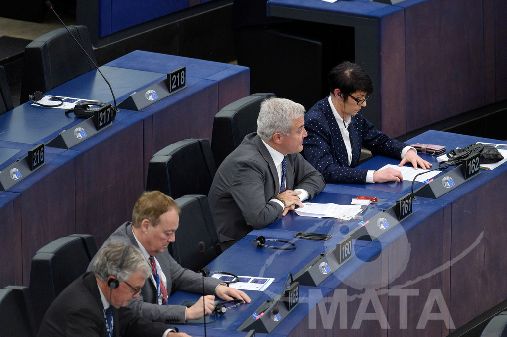 _DWI0296 | Mitglieder der Fraktion Identität und Demokratie bei Wiederaufnahme der letzte Plenarsitzung. Das Europäische Parlament in Straßburg, 22.04.2024 - Realisiert mit Pictrs.com