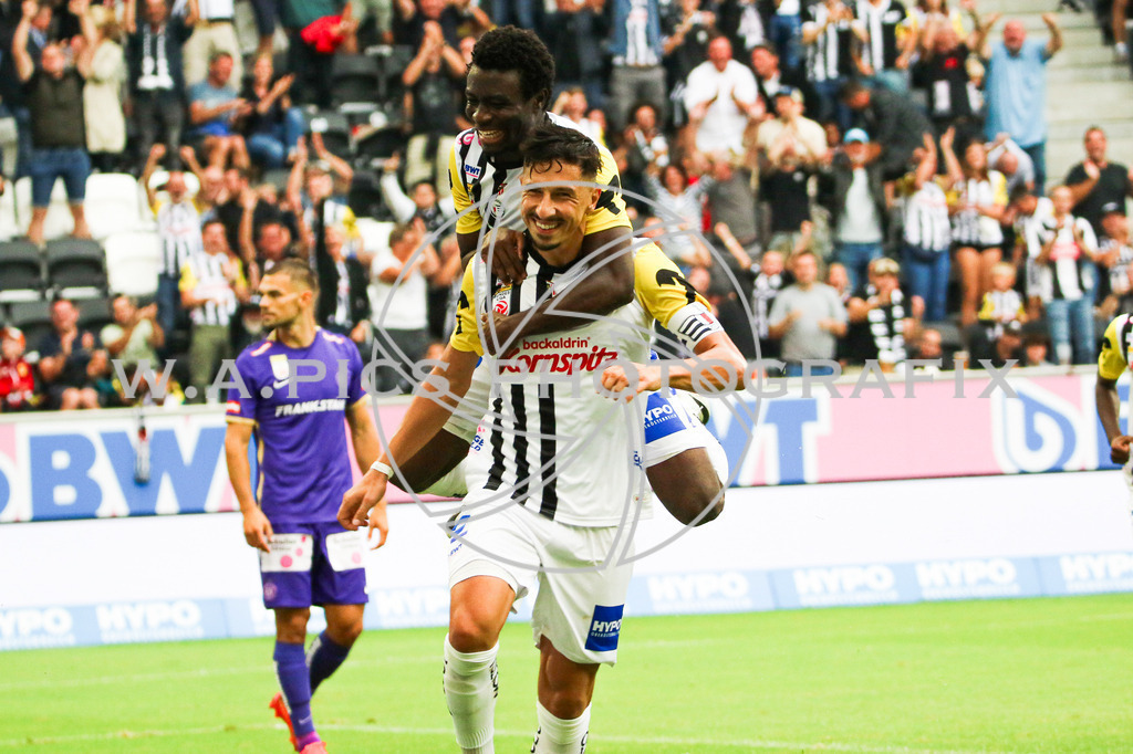 Linzer ASK vs FK Austria Wien | LINZ, AUSTRIA, Raiffeisenarena, 27.08.23 - SOCCER - ADMIRAL Bundesliga, Ground group, LASK Linz vs FK Austria Wien, Image shows: Robert Zulj (LASK) and Ibrahim Mustapha (LASK).
Photo: SMP/Andreas Willdoner