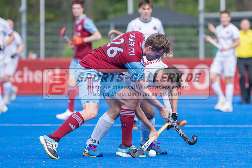 HK_20240414_100438 | 1. Bundesliga Hockey Herren Crefelder HTC - UHC Hamburg am 14.4.2024 CHTC, Krefeld , Graffitti Gian Lucca ( UHC Hamburg #26 ) , Boomes Anton ( Crefelder HTC #23 )