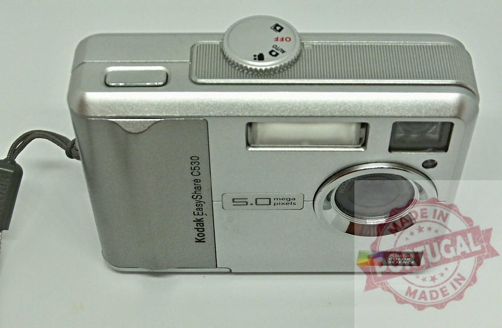Kodak EasyShare C530 digital camera displaying old technology | Kodak EasyShare C530, a silver digital point and shoot camera, showcasing vintage electronics - Realisiert mit Pictrs.com