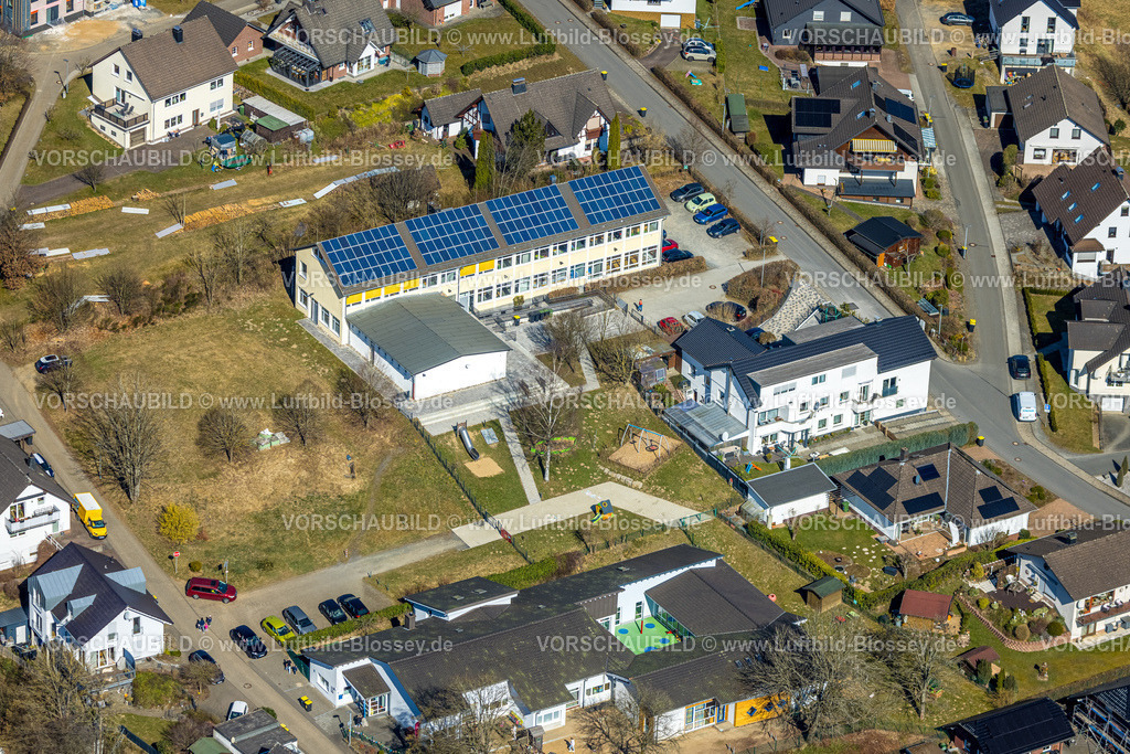 Wenden250307080Moellmicke | Luftbild, Schule Familienzentrum St. Severinus mit Solardach, Agathastraße, Möllmicke, Wenden, Sauerland, Nordrhein-Westfalen, Deutschland