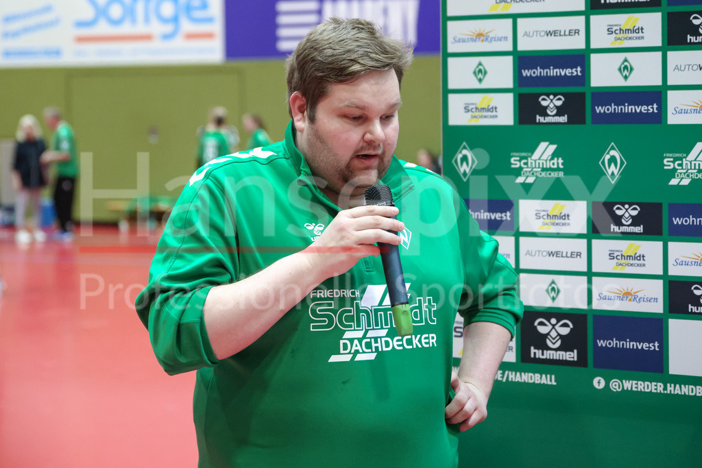 Handball, 2. Bundesliga Frauen, SV Werder Bremen - Füchse Berlin | v.li.: Timm Dietrich (Trainer, Cheftrainer, SV Werder Bremen) während der Pressekonferenz nach dem Spiel, Portrait, Nahaufnahme, Einzelfoto, Einzelbild