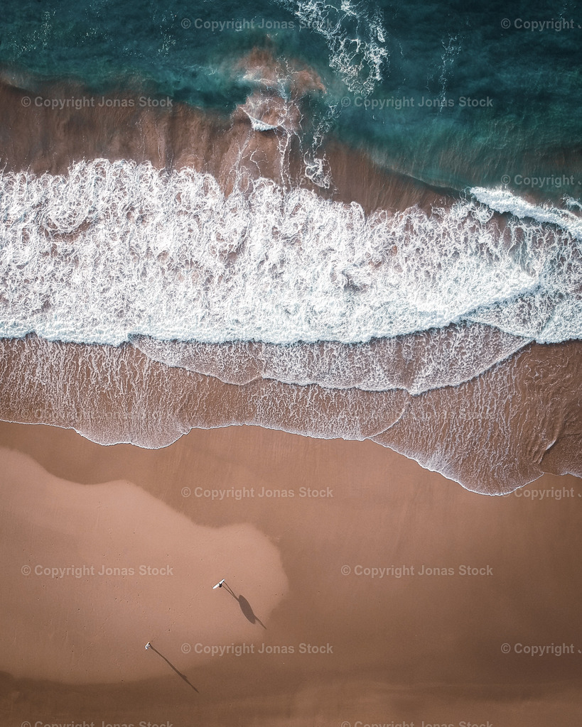 Birds Eye | Droneshot of my friends coming out of the water after a surfsession.  - Realisiert mit Pictrs.com
