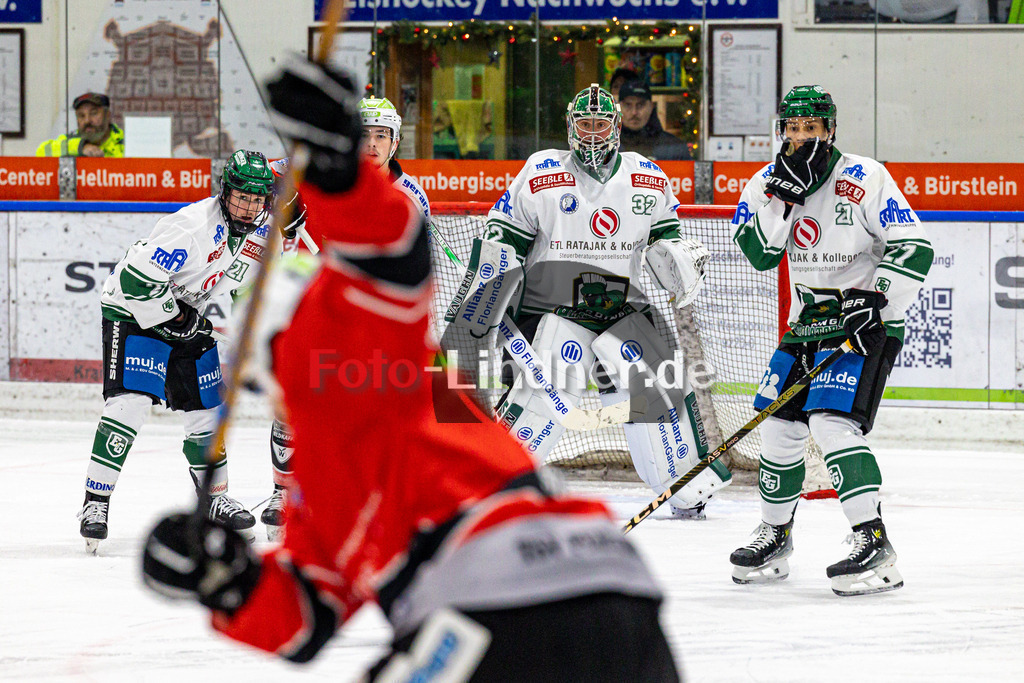 TSV Peißenberg Miners vs TSV Erding Gladiators | Eishockey Bayernliga 2023/2024, TSV Peißenberg Miners vs TSV Erding Gladiators, 20240107,
Schuss aufs Tor von Dimitri PÄTZOLD (Gladiators Goalie 32),
2024-01-07 in Peißenberg (Eisstadion)
21 Erik MODLMAYR (Gladiators 21), 27 Mark WALDHAUSEN (Gladiators 27), 32 Dimitri PÄTZOLD (Gladiators Goalie 32)
Copyright: WolfgangxLindner foto-lindner.de