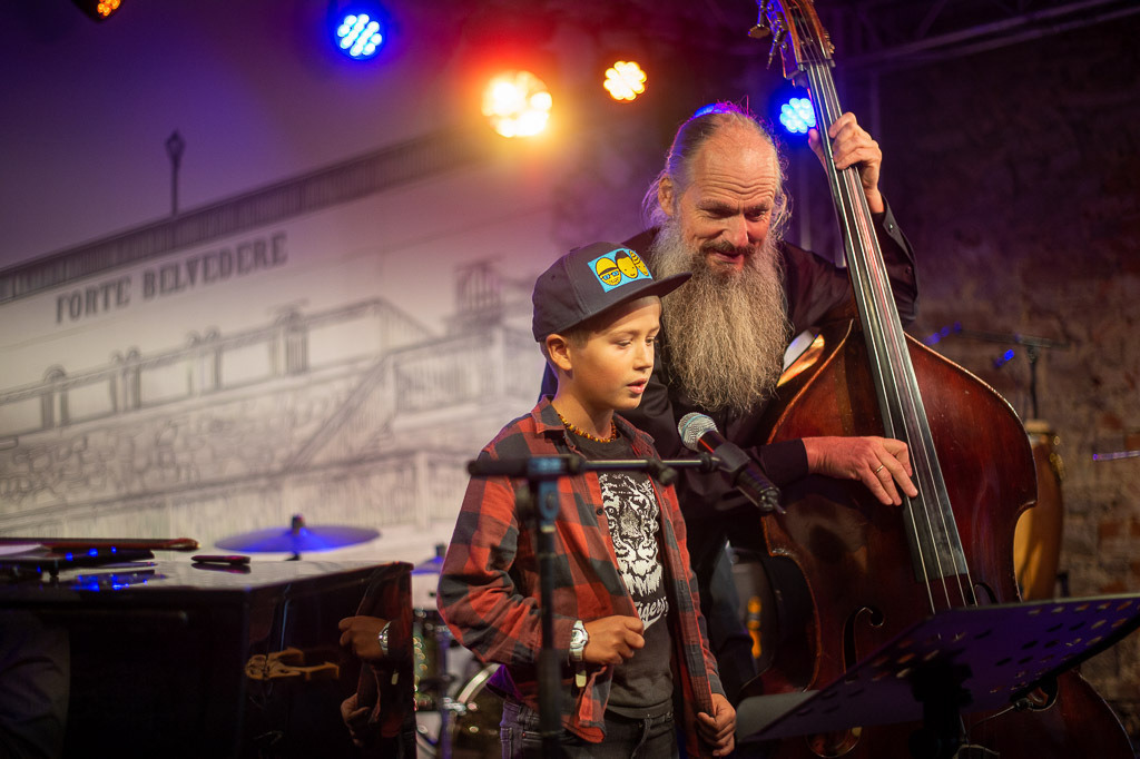 Summ Summ Salsa | Kinderkonzert Summ Summ Salsa mit Klazz Brothers & Cuba Percussion im Forte Belvedere Leisnig zum Festival Hallo Leisnig 2022. - Realisiert mit Pictrs.com