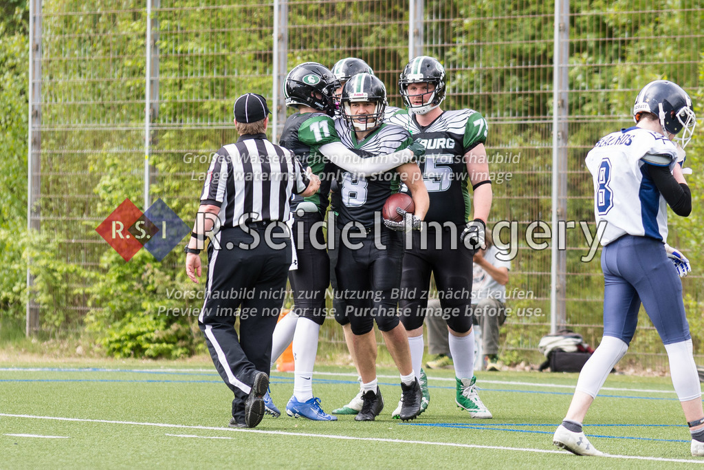 Fußball, Saison 2022, Oberliga Nord, Hamburg Black Swans - Flensburg Sealoards, Swans Field (Hamburg), 07.05.2022, 1. Spieltag | David Kruppa (#11, Swans), Lukas Scheck (#8, Swans), Janic Münsterberg (#75, Swans)