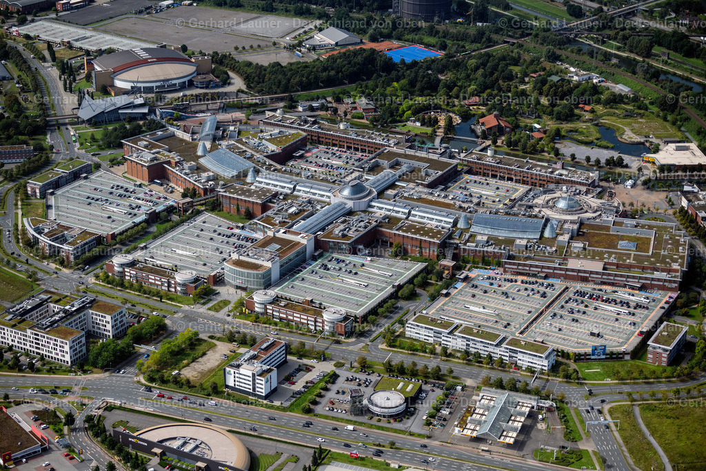4050262 | OBERHAUSEN 25.08.2021 Gebäudekomplex und Gelände des Einkaufszentrum der CentrO Management GmbH in Oberhausen im Bundesland Nordrhein-Westfalen. Das Einkaufszentrum ist das Herzstück der Neuen Mitte der Stadt und liegt an der Osterfelder Straße. Weiterführende Informationen bei: CMS Cinema Management Services GmbH &amp; Co. KG,  LEGOLAND Discovery Centre Deutschland GmbH,  Prime Management GmbH &amp; Co. KG,  Prime Real Estate Consulting GmbH,  RKW Architektur +  Rhode Kellermann Wawrowsky GmbH. // building complex of the shopping mall Centro in Oberhausen in the state of North Rhine-Westphalia. The mall is the heart of the "Neue Mitte" part of the city and is located on Osterfelder Strasse. Further information at: CMS Cinema Management Services GmbH &amp; Co. KG,  LEGOLAND Discovery Centre Deutschland GmbH,  Prime Management GmbH &amp; Co. KG,  Prime Real Estate Consulting GmbH,  RKW Architektur +  Rhode Kellermann Wawrowsky GmbH. Foto: Gerhard Launer