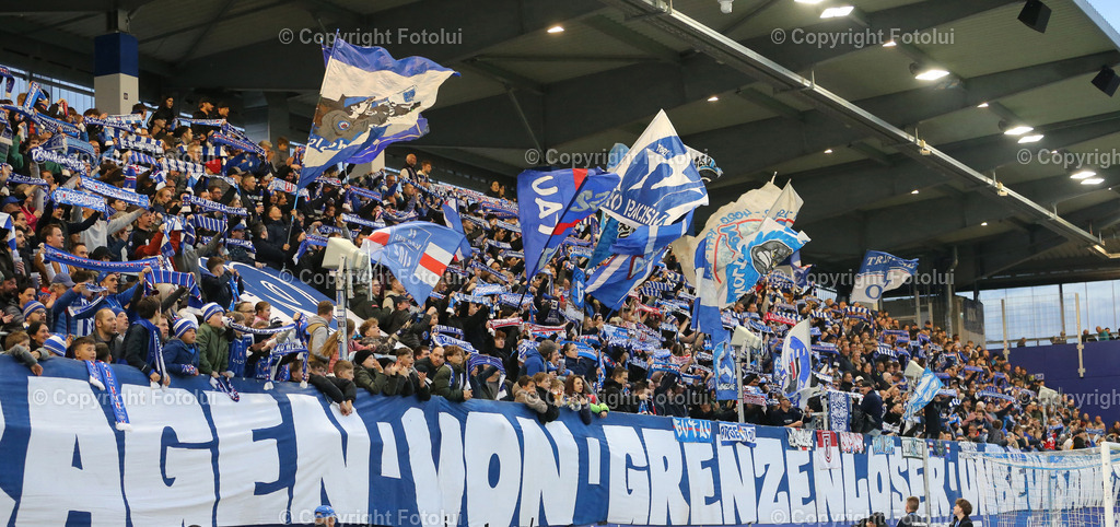 A_LUI_120425_04 | SPORT,FUSSBALL ADMIRAL BUNDESLIGA BLAU WEISSLINZ -RZ PELLETS WAC IM BILD: DIE BLAUE WAND (BLAU WEISS) FOTOLUI/MW