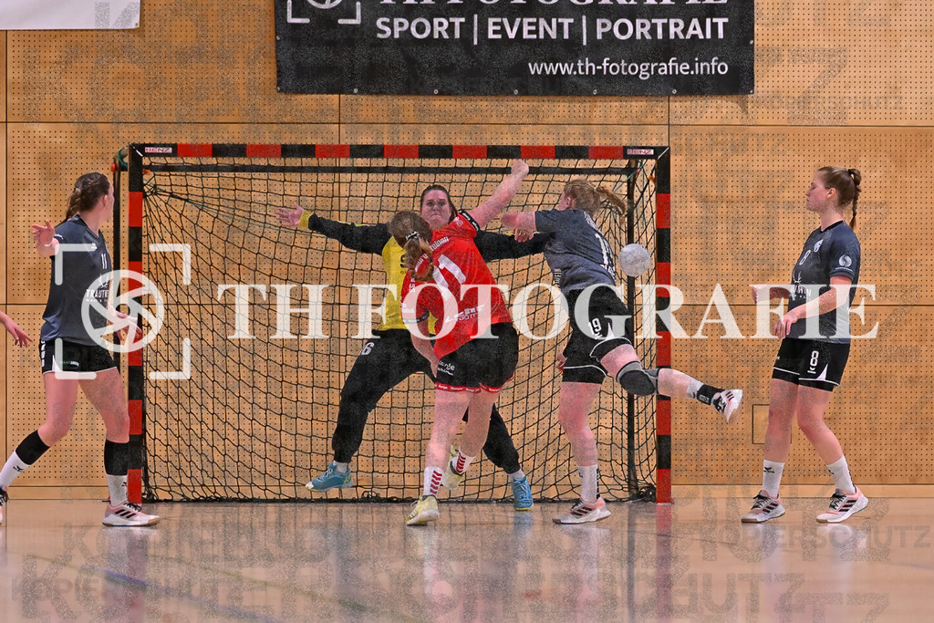 GER, SG Maulburg/Steinen - HB Kinzigtal, Handball, Suedbadenliga, 22. Spieltag, Saison 2023/2024, 27.04.2024 | Sabrina Gruber (SG Maulburg/Steinen, #71) wirft auf das Tor von Annika Frick (HB Kinzigtal, #16)

GER, SG Maulburg/Steinen - HB Kinzigtal, Handball, Suedbadenliga, 22. Spieltag, Saison 2023/2024, 27.04.2024

Foto: TH Fotografie/Thomas Hess