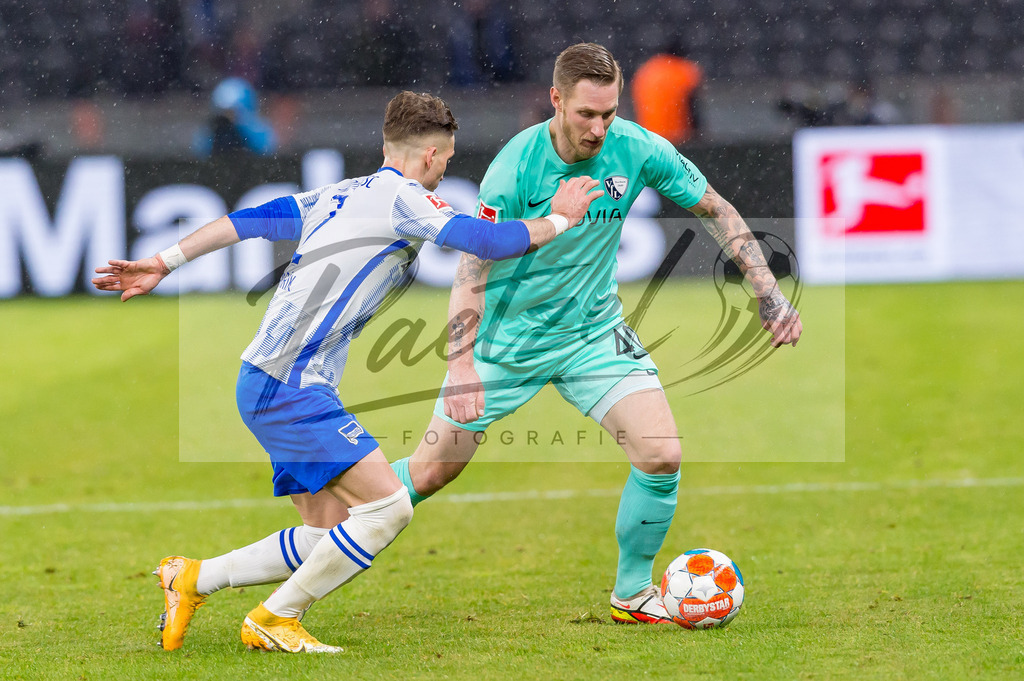 HERBOC20220204_057 | Fussball, Herren: Peter Pekarik (Hertha BSC) und Sebastian Polter (VfL Bochum) im Zweikampf bei dem Spiel der 1. Bundesliga zwischen Hertha BSC und VfL Bochum im Olypiastadion am 04.02.2022 in Berlin, Deutschland.DFB / DFL REGULATIONS PROHIBIT ANY USE OF PHOTOGRAPHS AS IMAGE SEQUENCES AND/OR QUASI-VIDEO. - Realisiert mit Pictrs.com