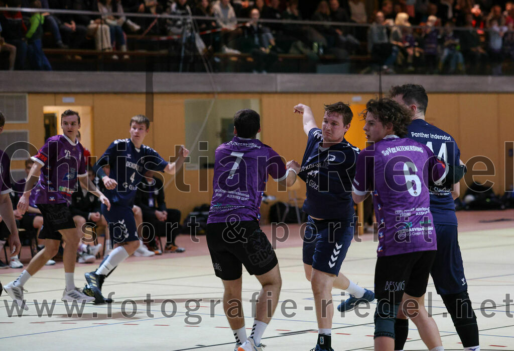 2023-12-09_067_SpVgg_Altenerding_gegen_TSV_Indersdorf | Erding, Deutschland, 09.12.2023:
Handball, Bezirksoberliga Männer 2023 / 2024, 10. Spieltag, SpVgg Altenerding gegen TSV Indersdorf, Endergebnis: 42:25

Simon Rüdiger (SpVgg Altenerding, #7), Jabob Köhler (SpVgg Altenerding, #6), Kevin Mössle (TSV Indersdorf, #14)

Foto: Christian Riedel / fotografie-riedel.net
