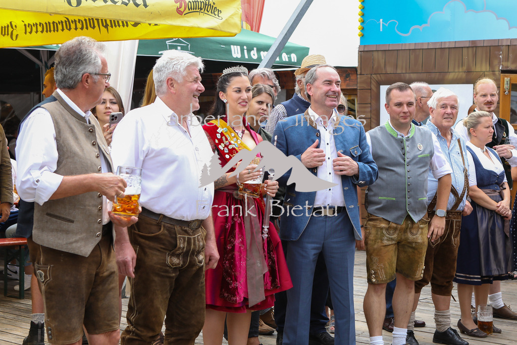 OE7A1808 | die Festeröffnung in Zwiesel mit prominentem Besuch, Ministerpräsident Markus Söder sowie Minister Hubert Aiwanger.