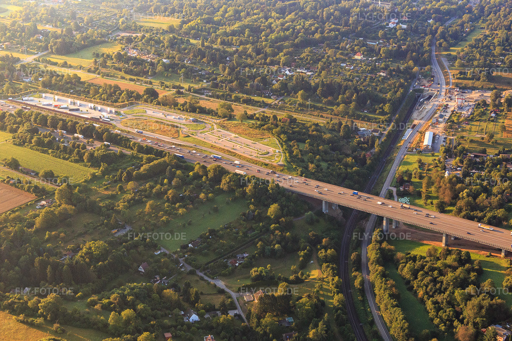 Luftbild: Autobahnbrücke und Rastplatz Kämpfelbach an der A8 im Ortsteil Nordstadt in Pforzheim im Bundesland Baden-Württemberg in Deutschland. Foto: IMG_092265.jpg vom 01.08.2016 durch Werner Riehm/FLY-FOTO.de