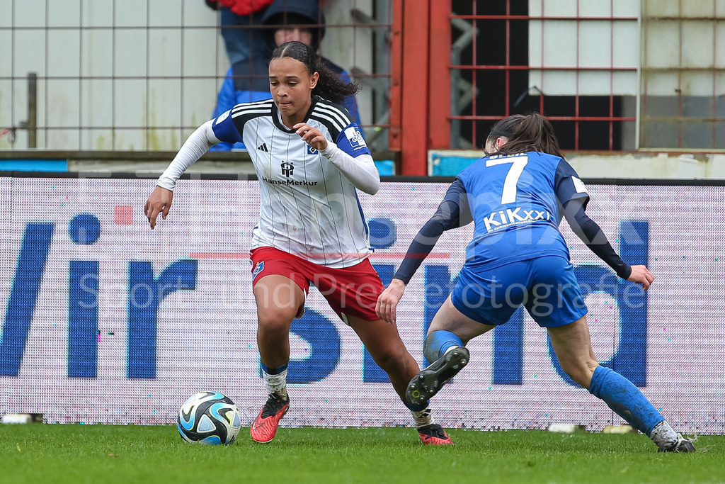 Fussball, 2. Frauen-Bundesliga, SV Meppen - Hamburger SV | v.li.: Lisa Baum (Hamburger SV, 11) und Marie Bleil (SV Meppen, 7) im Zweikampf, Duell, Dynamik, Aktion, Action, Spielszene, DIE DFB-RICHTLINIEN UNTERSAGEN JEGLICHE NUTZUNG VON FOTOS ALS SEQUENZBILDER UND/ODER VIDEOÄHNLICHE FOTOSTRECKEN. DFB REGULATIONS PROHIBIT ANY USE OF PHOTOGRAPHS AS IMAGE SEQUENCES AND/OR QUASI-VIDEO.