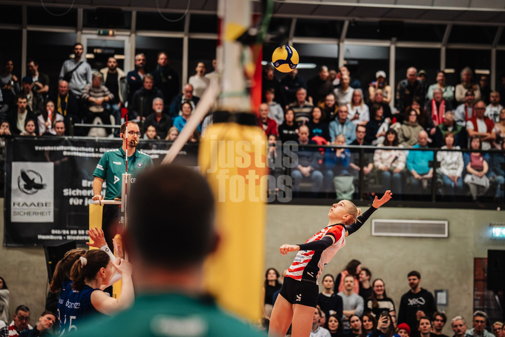 Volleyball | Frauen | Saison 2025/2026 | Volleyball Bundesliga | ETV Hamburger Volksbank Volleys vs. Binder Blaubären TSV Flacht | 06.12.2025 | Anna Hartig (#5, ETV Hamburger Volksbank Volleys) beim Angriff
