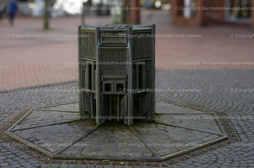 Michaelsbrunnen mit Himmelsleiter Münster | Den Brunnen vor der Markuskirche im Stadtteil Kinderhaus in Münster hat Bildhauer Bernhard Kleinhans (1926–2004) geschaffen. Kleinhans stammt aus Sendenhorst, ist für seine Bronzeplastiken bekannt.Der Brunnen befindet sich auf dem Vorplatz der Markuskirche am Idenbrockplatz. Er zeigt Szenen, die oft mit dem Evangelisten Markus oder biblischen Themen assoziiert werden. Er ist ein zentraler Treffpunkt im Stadtteil und wurde im Rahmen der städtebaulichen Gestaltung von Kinderhaus in den 1970er Jahren installiert. - Realisiert mit Pictrs.com